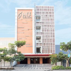 Life Hotel Mayjend Sungkono